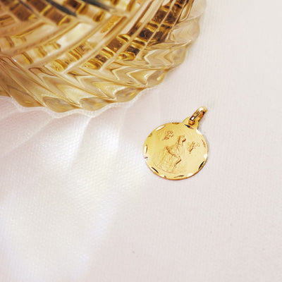 18K Yellow Gold Medal Virgin of Africa Carved 18 mm