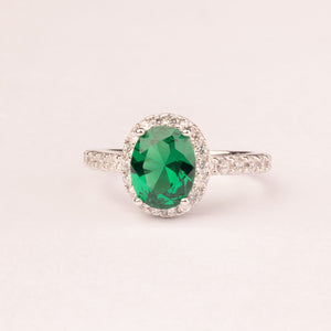 Bague ovale en zircone émeraude avec micro zircons.