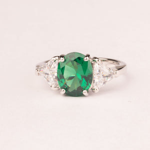 Petite bague avec zircone émeraude ovale