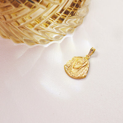 Médaille Or Jaune 18 Carats Vierge de la Macarena Silhouette 24 x 19 mm