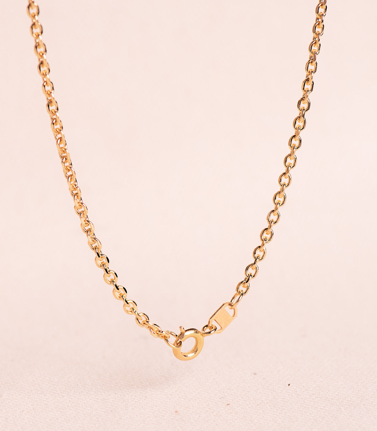 18K Yellow Gold Chain Forced Solid Anchor Carved Edges Width: 1.5 mm. Length: 60 cm