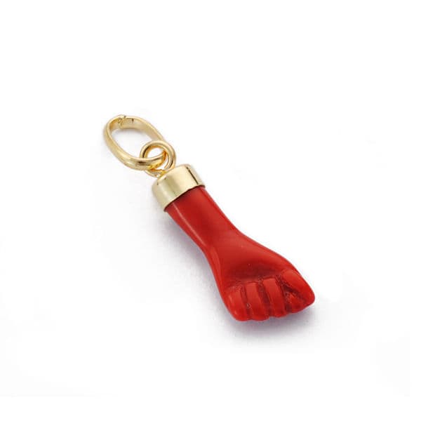 Petit pendentif en forme de poing en corail rouge 18 carats 17x5,5 mm