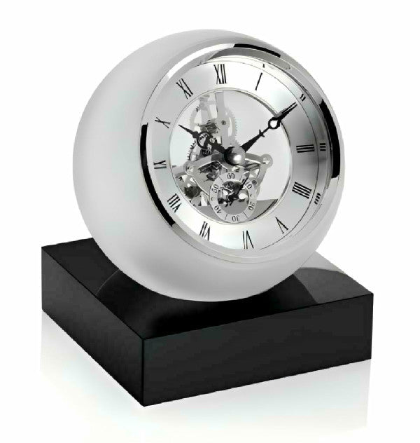 Reloj de sobremesa con esfera de cristal y maquinaria esqueleto