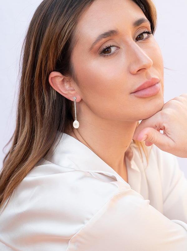 Long pearl earrings with movement and zirconia detail