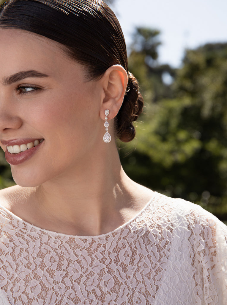 Pendientes largos de novia de plata con circonitas, vista ambientada