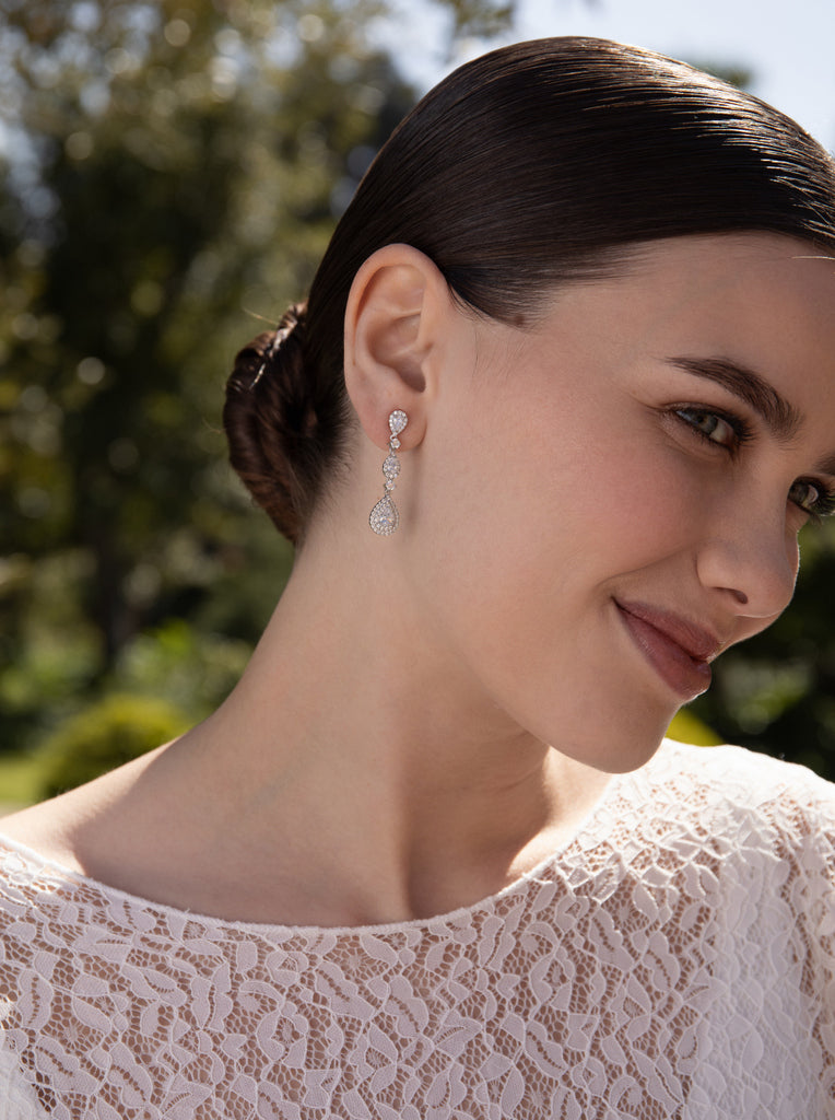Pendientes largos de novia de plata con circonitas en diferentes tallas, detalle