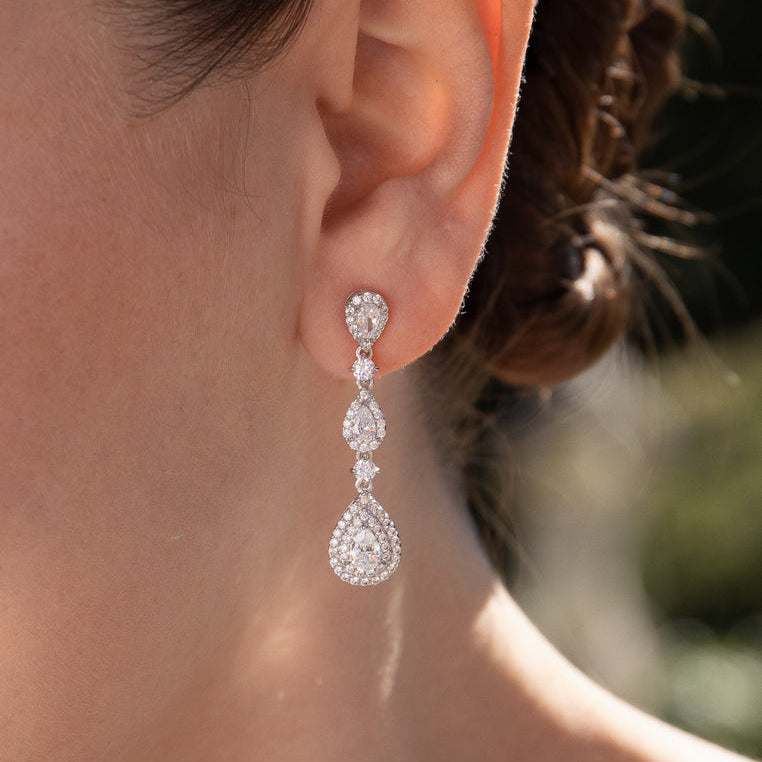 Pendientes largos de novia de plata con circonitas, vista de detalle