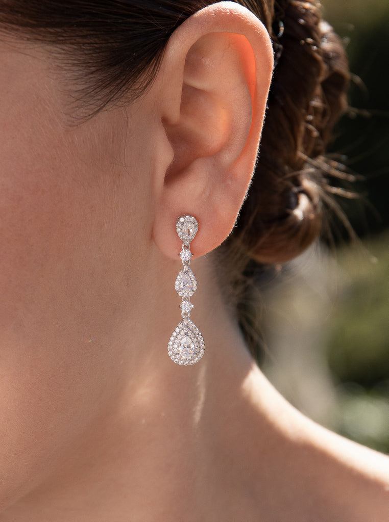 Pendientes largos de novia de plata con circonitas, vista de detalle