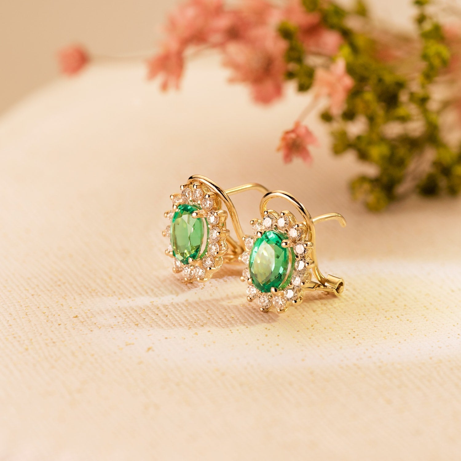 Orecchini in oro giallo 18K con smeraldo 1,50Qt e diamanti 0,580Qt Si H. 12x9mm