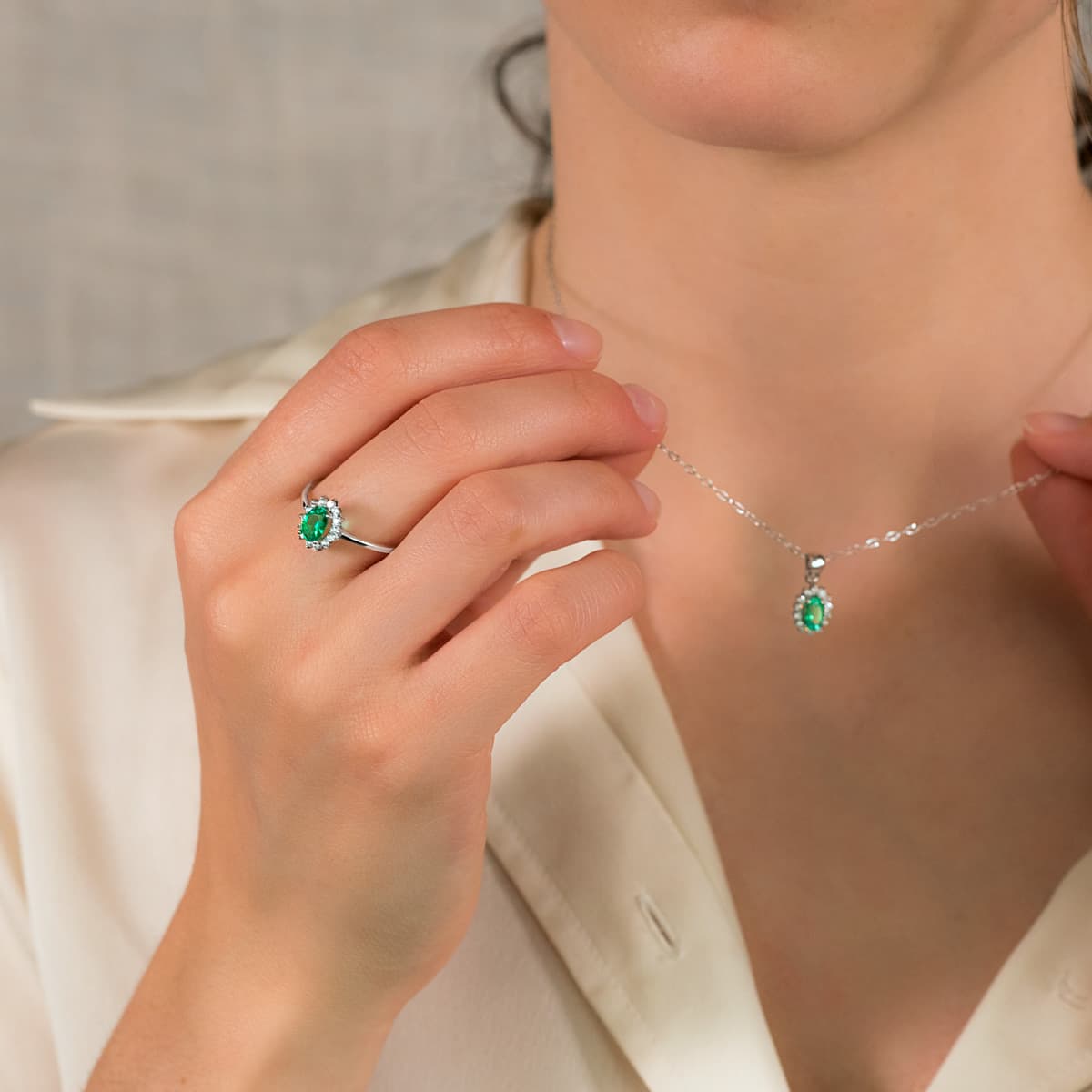 18K Ring White Gold Emerald 0.75 Cts. with Diamonds