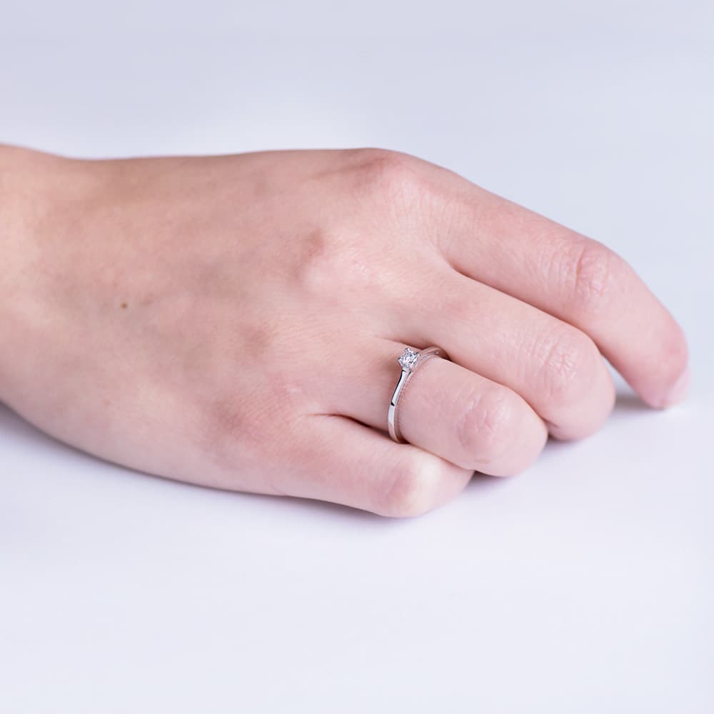 Solitaire diamant 18K taille brillant or blanc 0,100 Qts. Si-H