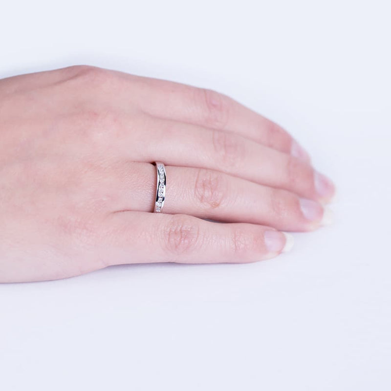 Bague en or blanc 18 carats 11 diamants 0,150 Qts. Si-H
