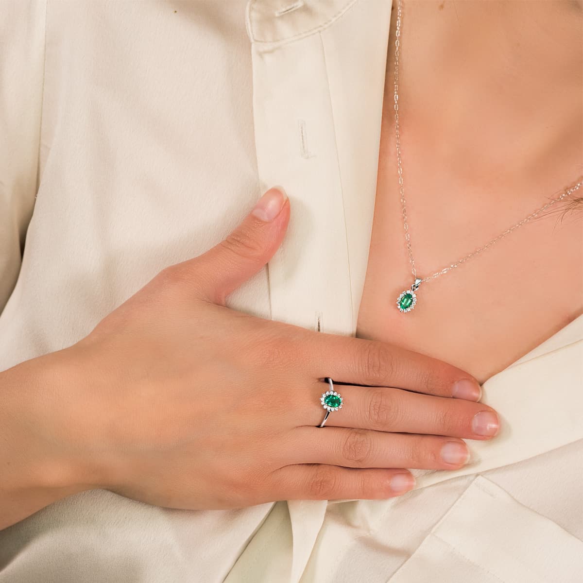 18K White Gold Pendant Emerald 0.39 Ct. 14 Diamonds 0.14 Cts. Si-H. 10x8 mm