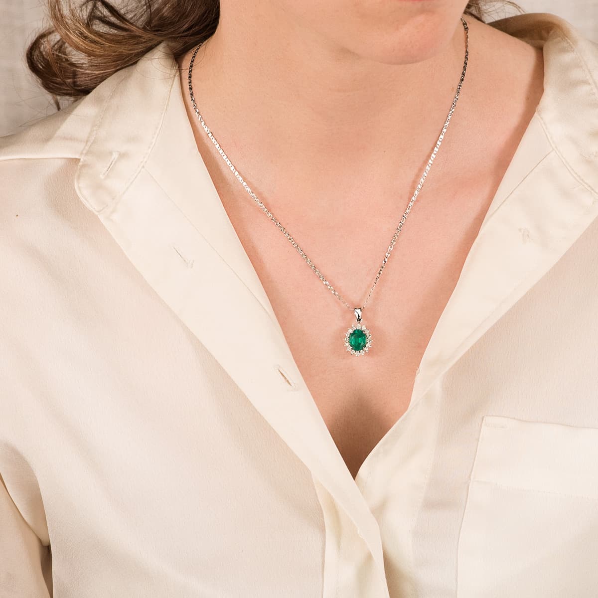 18K White Gold Pendant Emerald 1.74 Qts. Diamonds SI-H 0.42 Qte