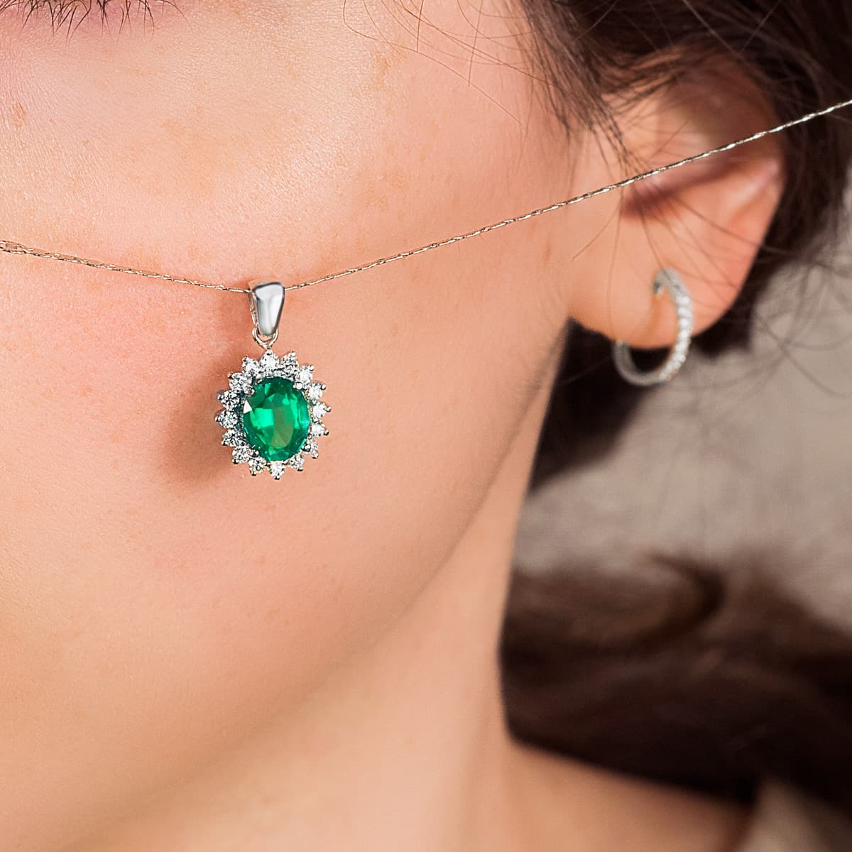 18K White Gold Pendant Emerald 1.74 Qts. Diamonds SI-H 0.42 Qte