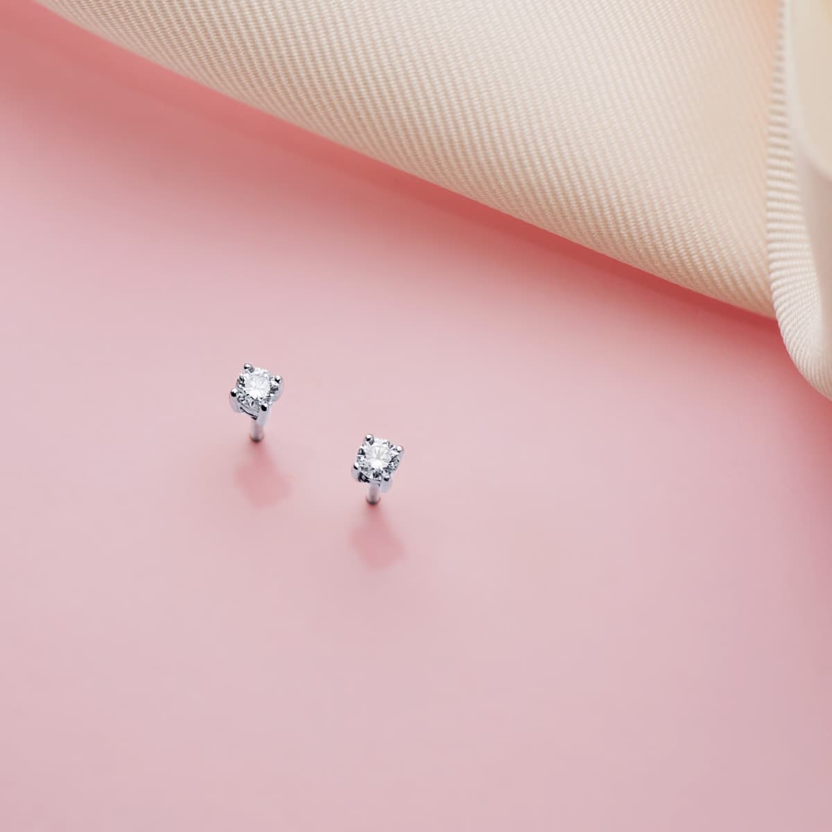 18K White Gold Earring Diamonds 0.20 Qts. Si-H