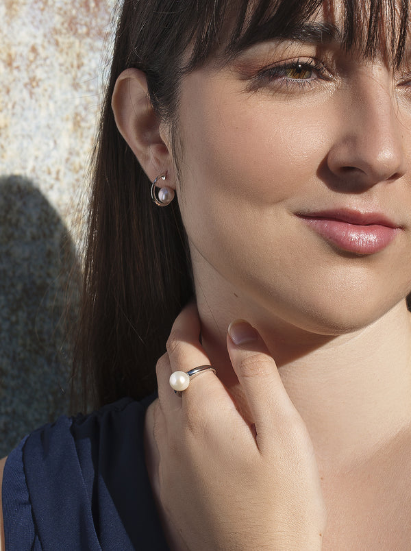 Ring with silver pearls classic style with central pearl