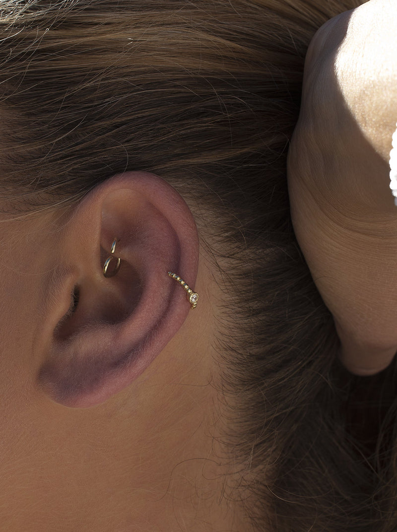 Ear cuff de plata bañada en oro diseño bolas con circonita