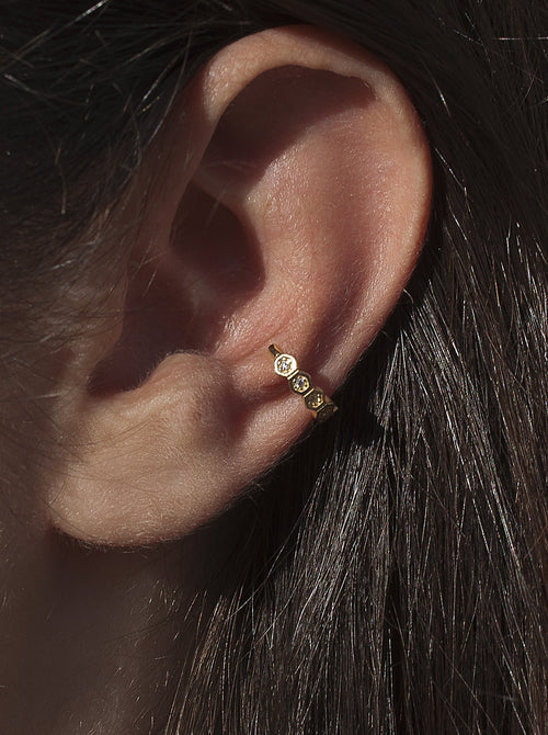 Ear cuff de plata bañada en oro diseño hexagonal