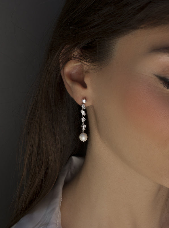 Pendientes de novia de plata con circonitas y perla, detalle del diseño