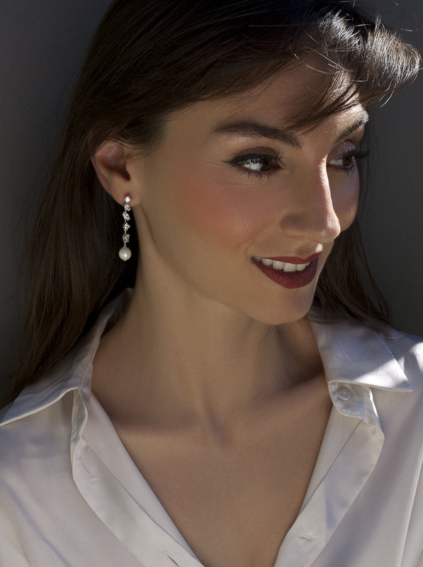 Pendientes largos de novia con circonitas irregulares, vista lateral