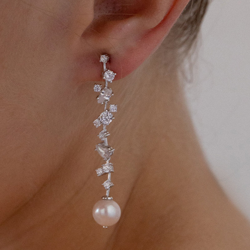 Pendientes de novia con circonitas irregulares y perla, vista de detalle