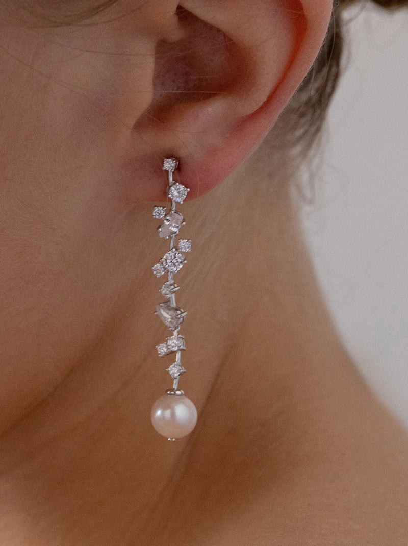 Pendientes de novia con circonitas irregulares y perla, vista de detalle