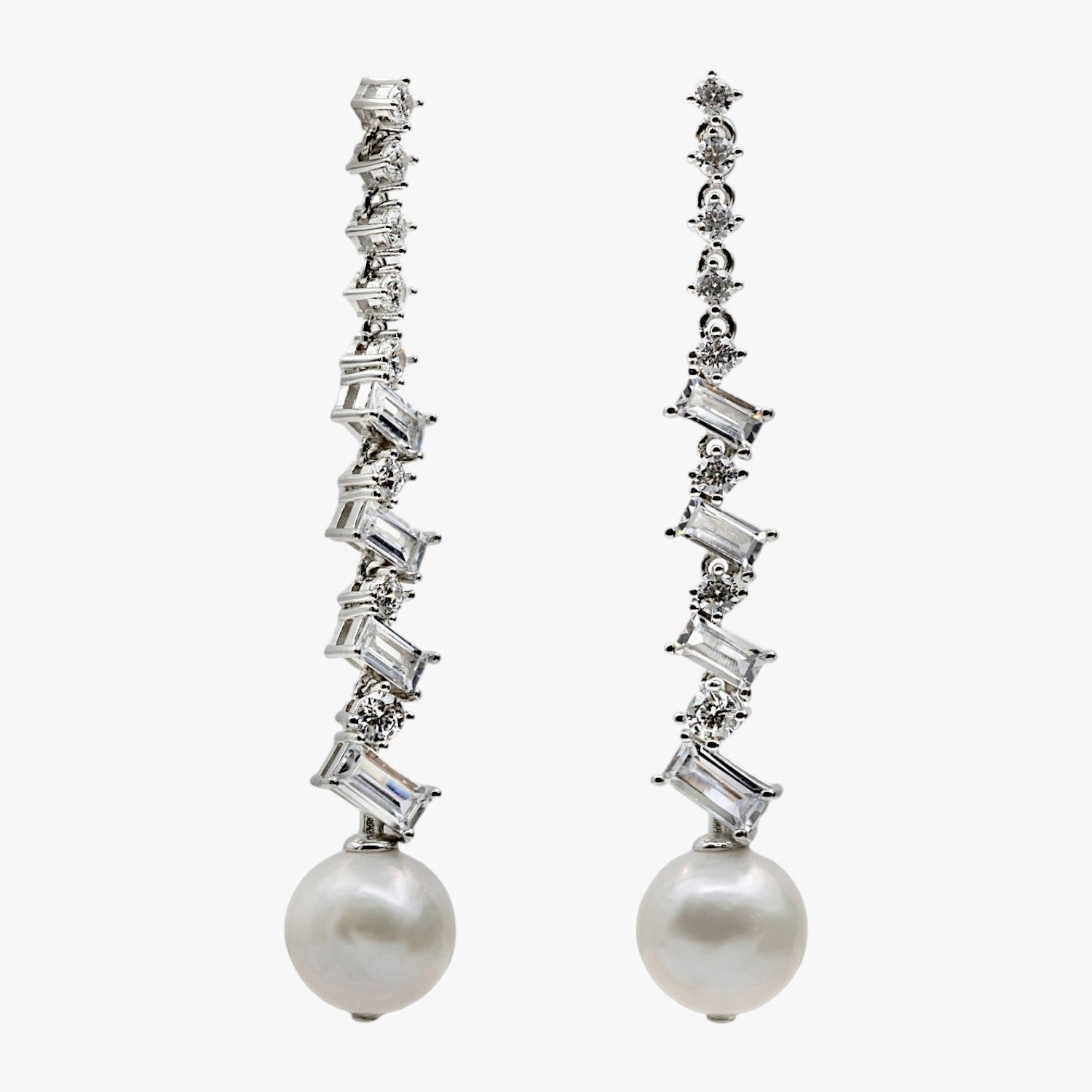 Pendientes largos de novia en plata con circonitas rectangulares y perla barroca