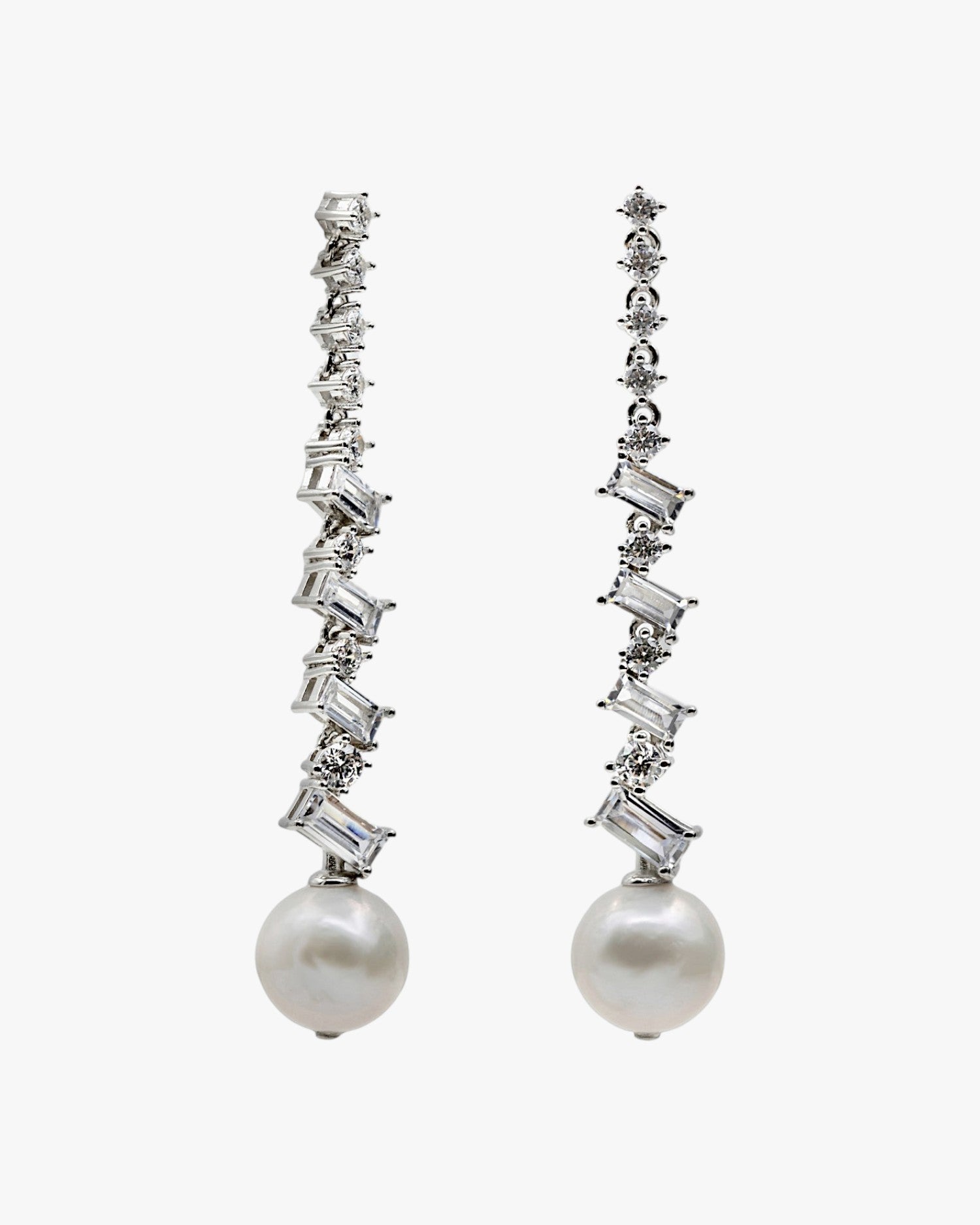 Pendientes largos de novia en plata con circonitas rectangulares y perla barroca