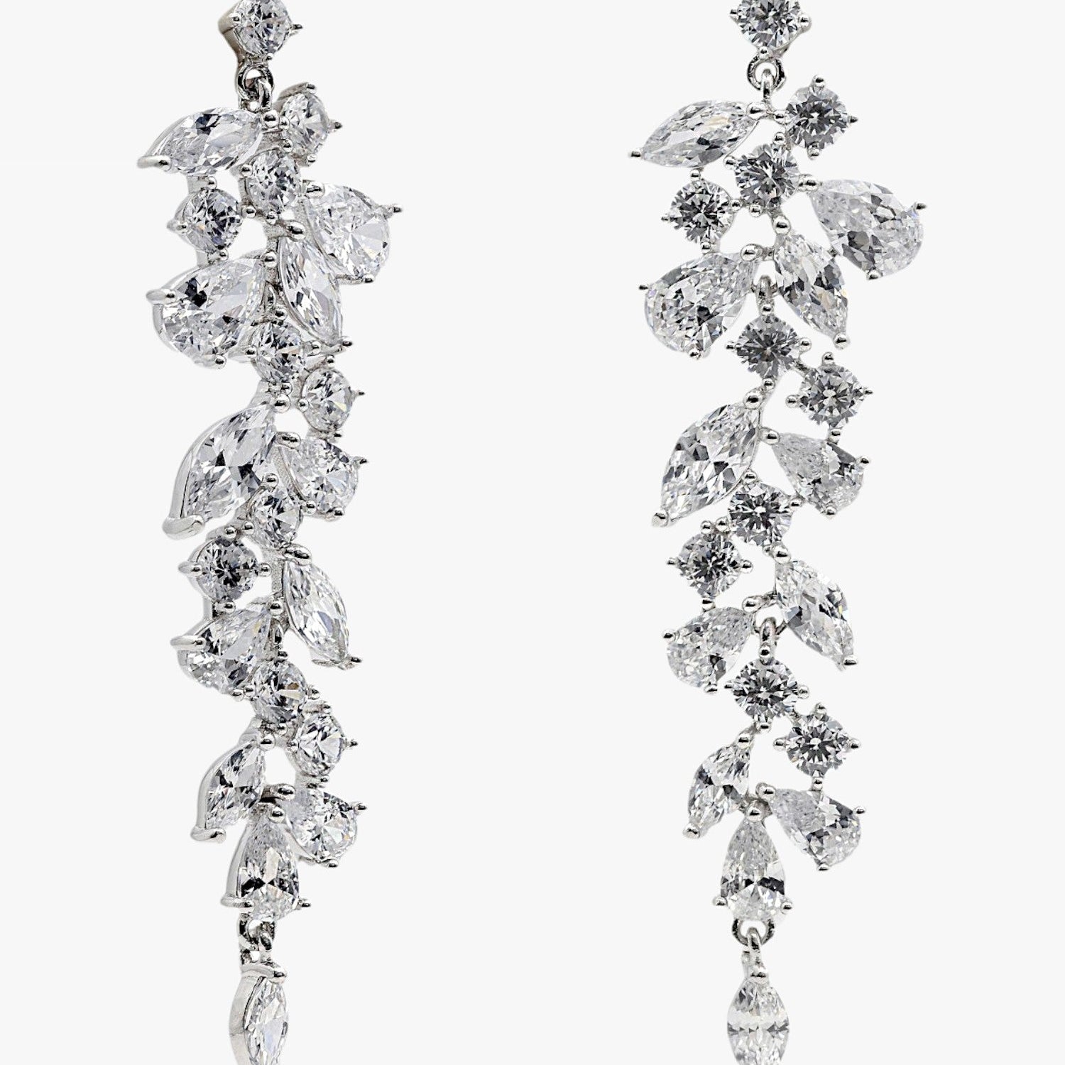 Pendientes largos de novia en plata con diseño floral y circonitas
