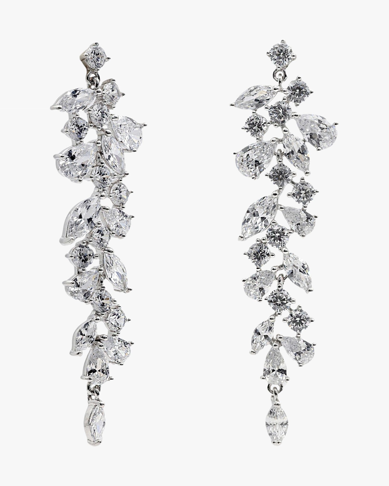 Pendientes largos de novia en plata con diseño floral y circonitas