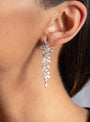 Pendientes largos de novia florales puestos, vista lateral