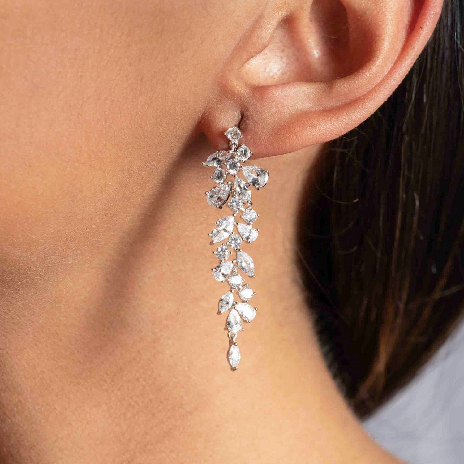 Pendientes largos de novia florales puestos, vista lateral