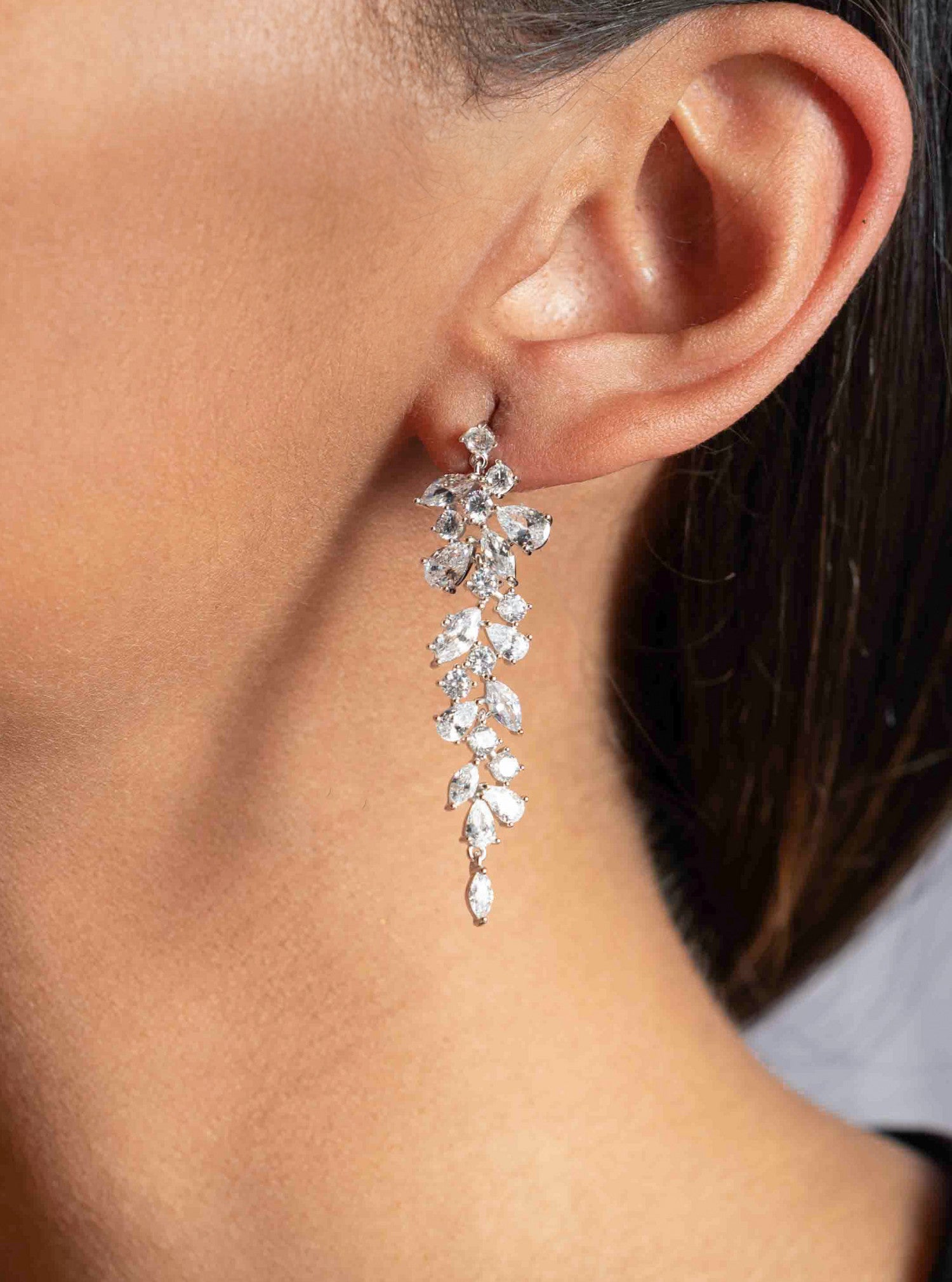 Pendientes largos de novia florales puestos, vista lateral