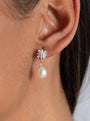 Pendientes de plata con perla puestos, vista lateral