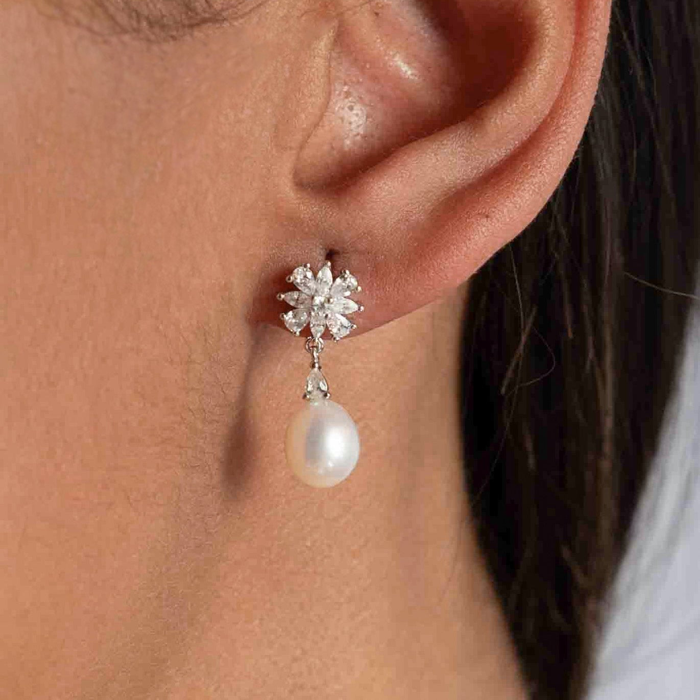 Pendientes de plata con perla puestos, vista lateral
