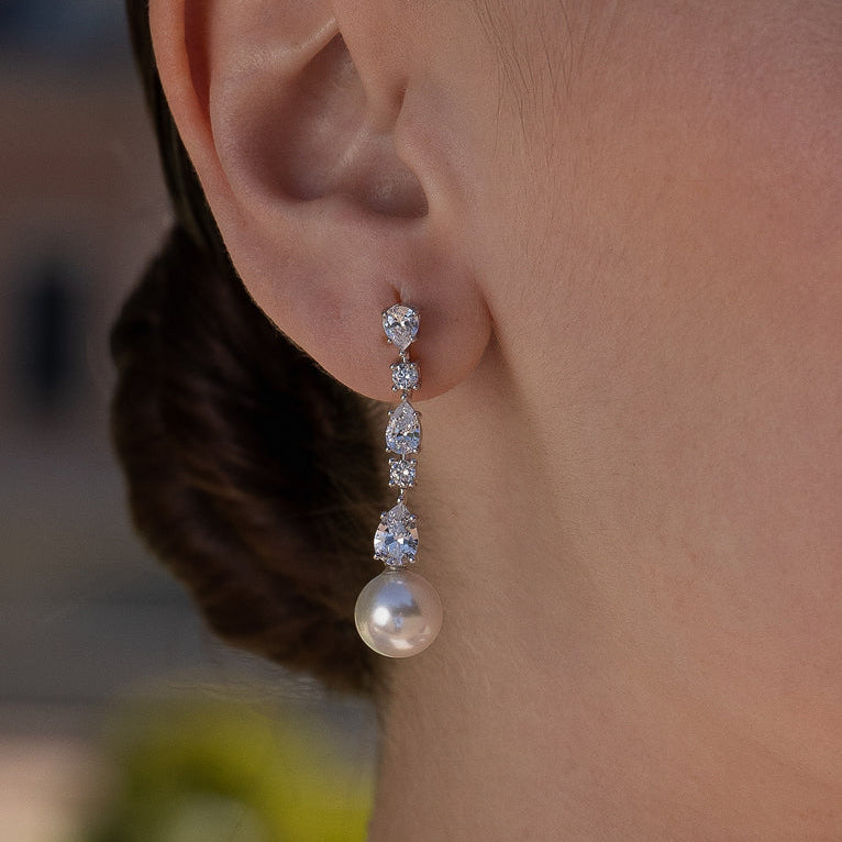 Pendientes de novia con perla puestos, vista lateral