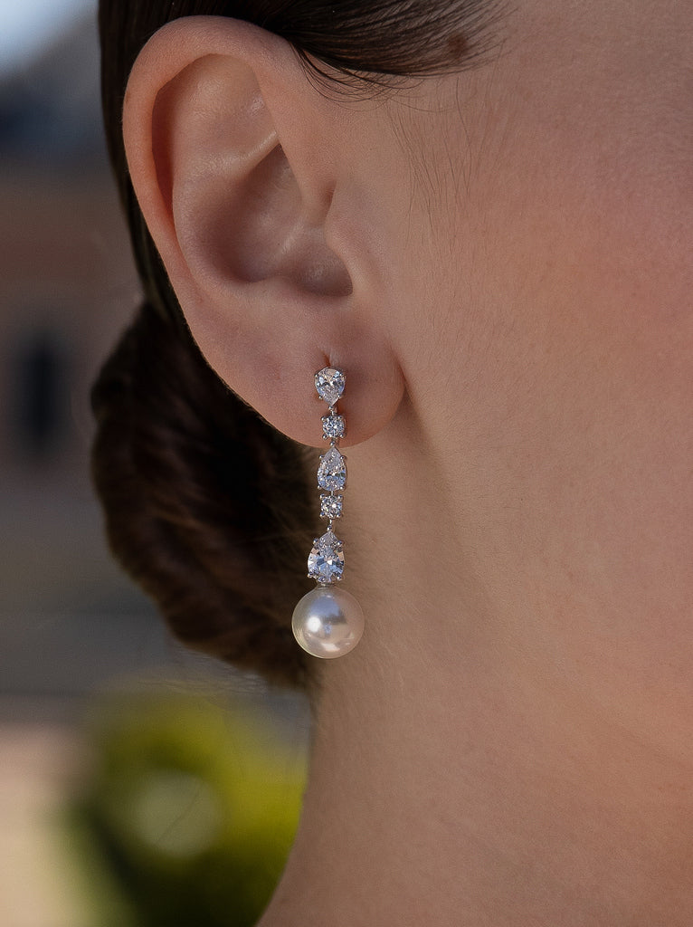 Pendientes de novia con perla puestos, vista lateral