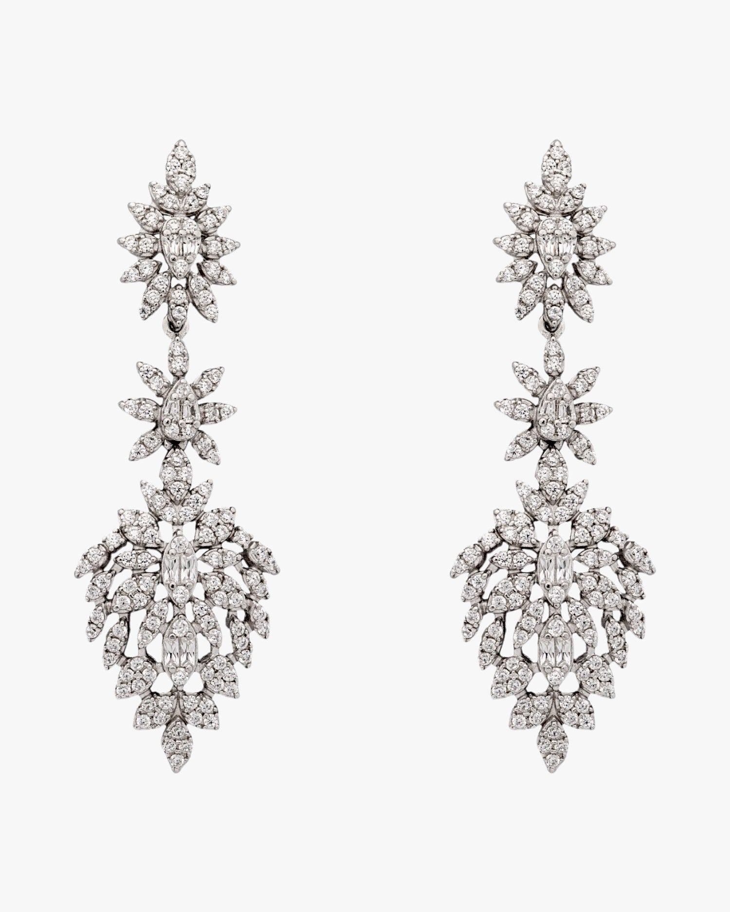Pendientes de novia en plata con motivo floral y circonitas blancas