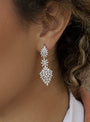 Pendientes de novia florales puestos, vista lateral