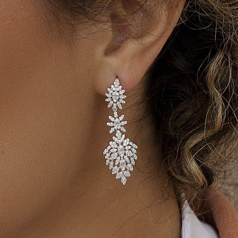 Pendientes de novia florales puestos, vista lateral