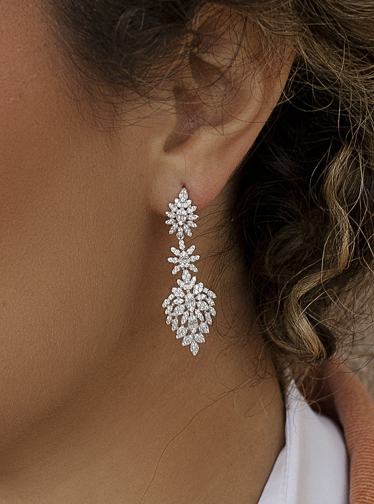 Pendientes de novia florales puestos, vista lateral