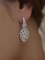 Pendientes de novia tipo racimo puestos, vista lateral