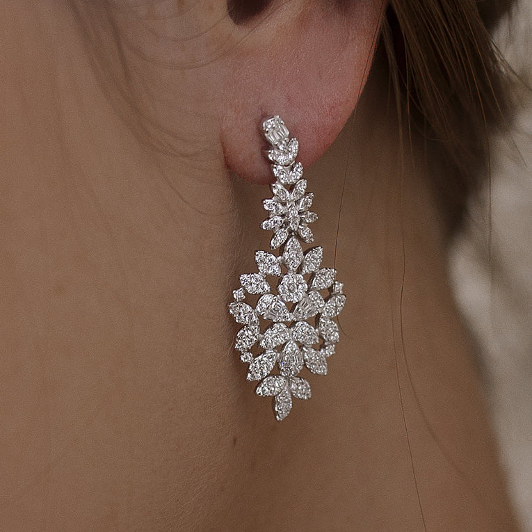 Pendientes de novia tipo racimo puestos, vista lateral