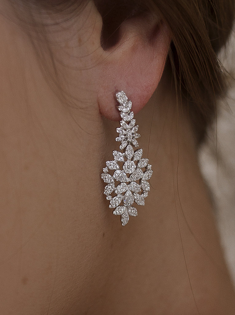 Pendientes de novia tipo racimo puestos, vista lateral