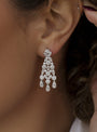 Pendientes de novia vintage puestos, vista lateral