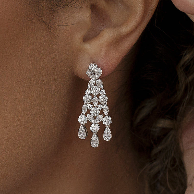 Pendientes de novia vintage puestos, vista lateral