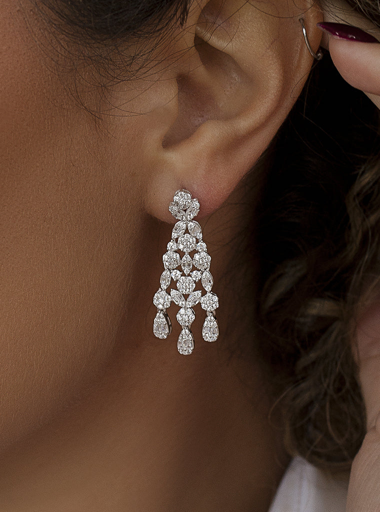 Pendientes de novia vintage puestos, vista lateral