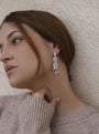 Pendientes de novia florales, imagen de ambiente