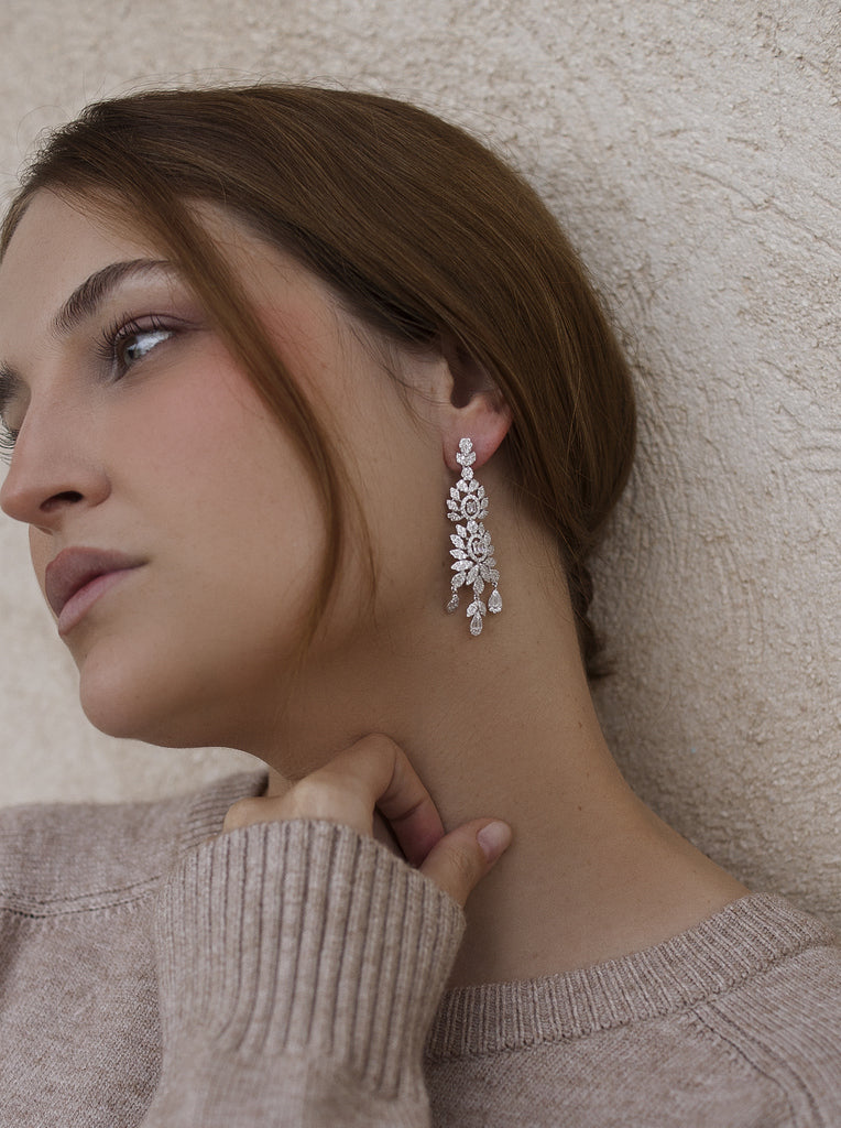 Pendientes de novia florales, imagen de ambiente